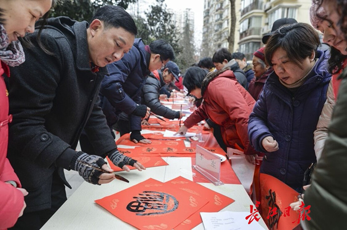 這一天，居民激動了，第一次在社區(qū)里升國旗唱國歌(圖1)