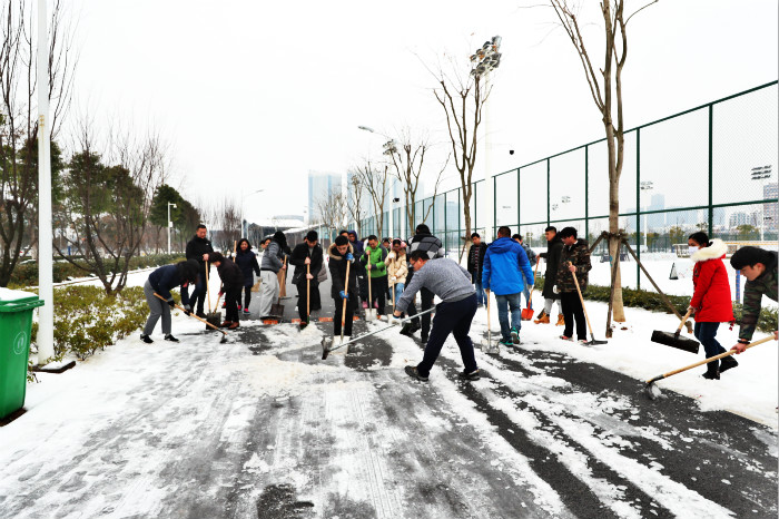 一場雪，體育中心美得不要不要的</br>但最美的風(fēng)景還是他們(圖13)
