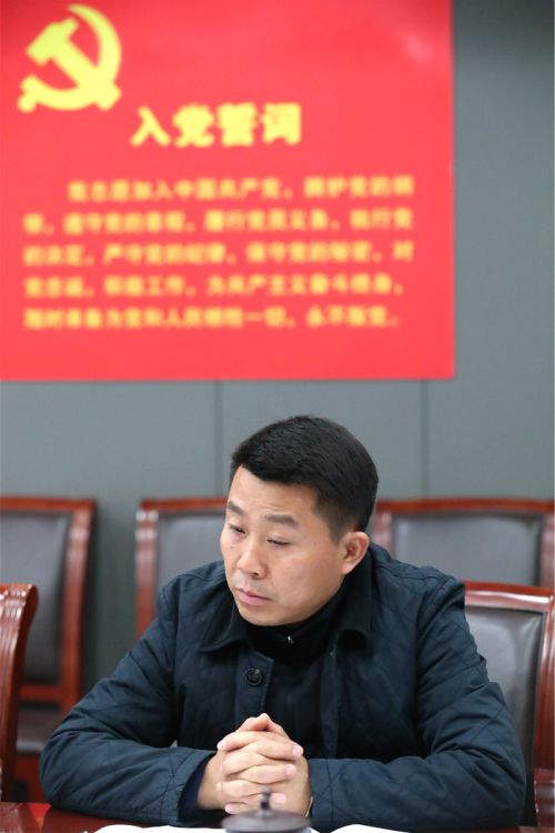 公司黨委召開中心組（擴大）會議 傳達學(xué)習(xí)區(qū)紀委八屆三次全會精神(圖3)