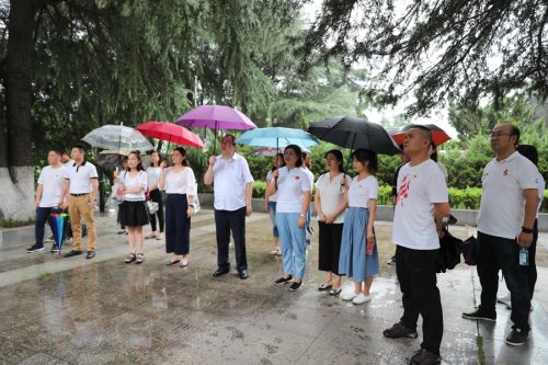 “瞻仰革命先烈 傳承紅色精神” ——公司全體黨員、入黨積極分子參觀向警予烈士陵園(圖2)