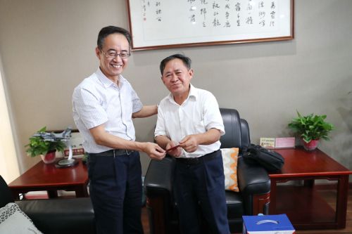 武漢體育中心開(kāi)展退休老黨員“不忘初心、牢記使命”專題調(diào)研和慰問(wèn)工作(圖1)