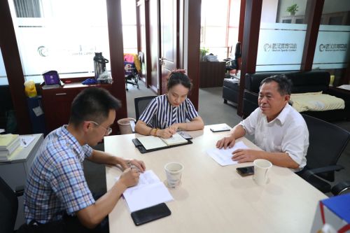 武漢體育中心開(kāi)展退休老黨員“不忘初心、牢記使命”專題調(diào)研和慰問(wèn)工作(圖3)