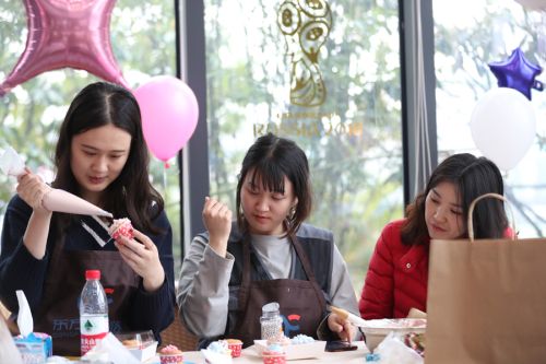 巧手做糕點(diǎn)，甜蜜迎佳節(jié) ▏武漢體育中心舉行“三八”婦女節(jié)關(guān)愛(ài)活動(dòng)(圖2)