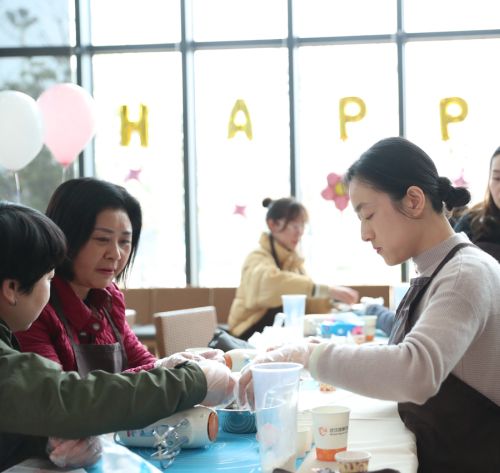 巧手做糕點(diǎn)，甜蜜迎佳節(jié) ▏武漢體育中心舉行“三八”婦女節(jié)關(guān)愛(ài)活動(dòng)(圖3)