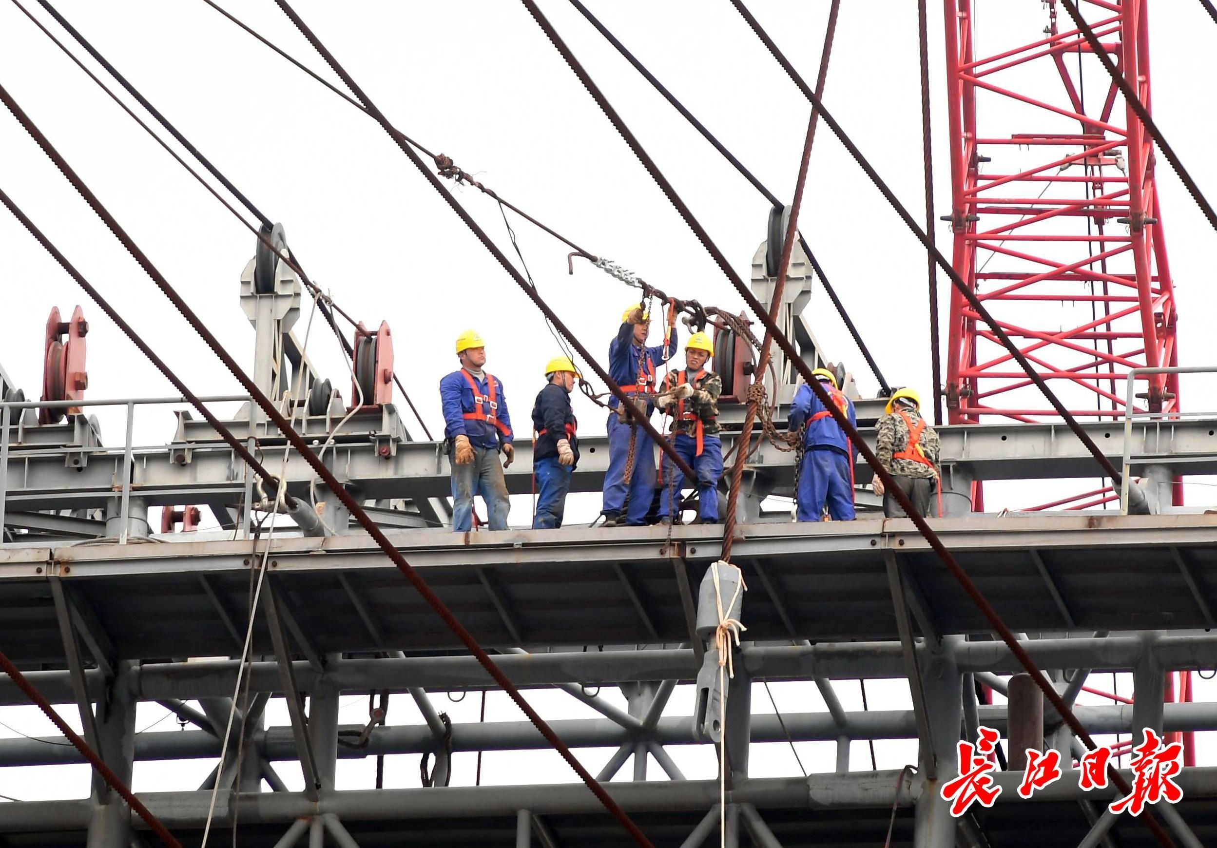 軍運(yùn)會(huì)開幕式“幕后英雄”威亞塔開始拆除，1500噸回收鋼材將建籃球場(chǎng)等(圖1)